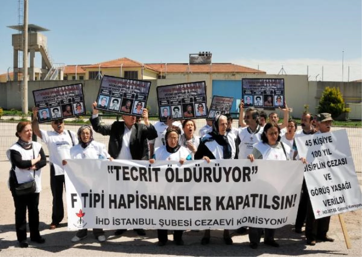 Ankara\'ya Yürüyen İHD Üyelerinden Kandıra F Tipi Cezaevi Önünde Tecrit Eylemi