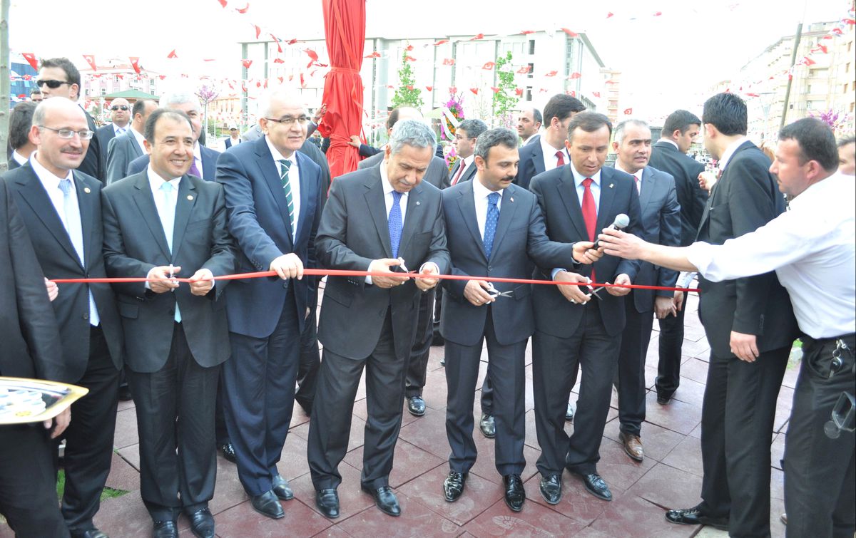 Arınç, İskilipli Atıf Hoca Parkı\'nın Açılışını Yaptı