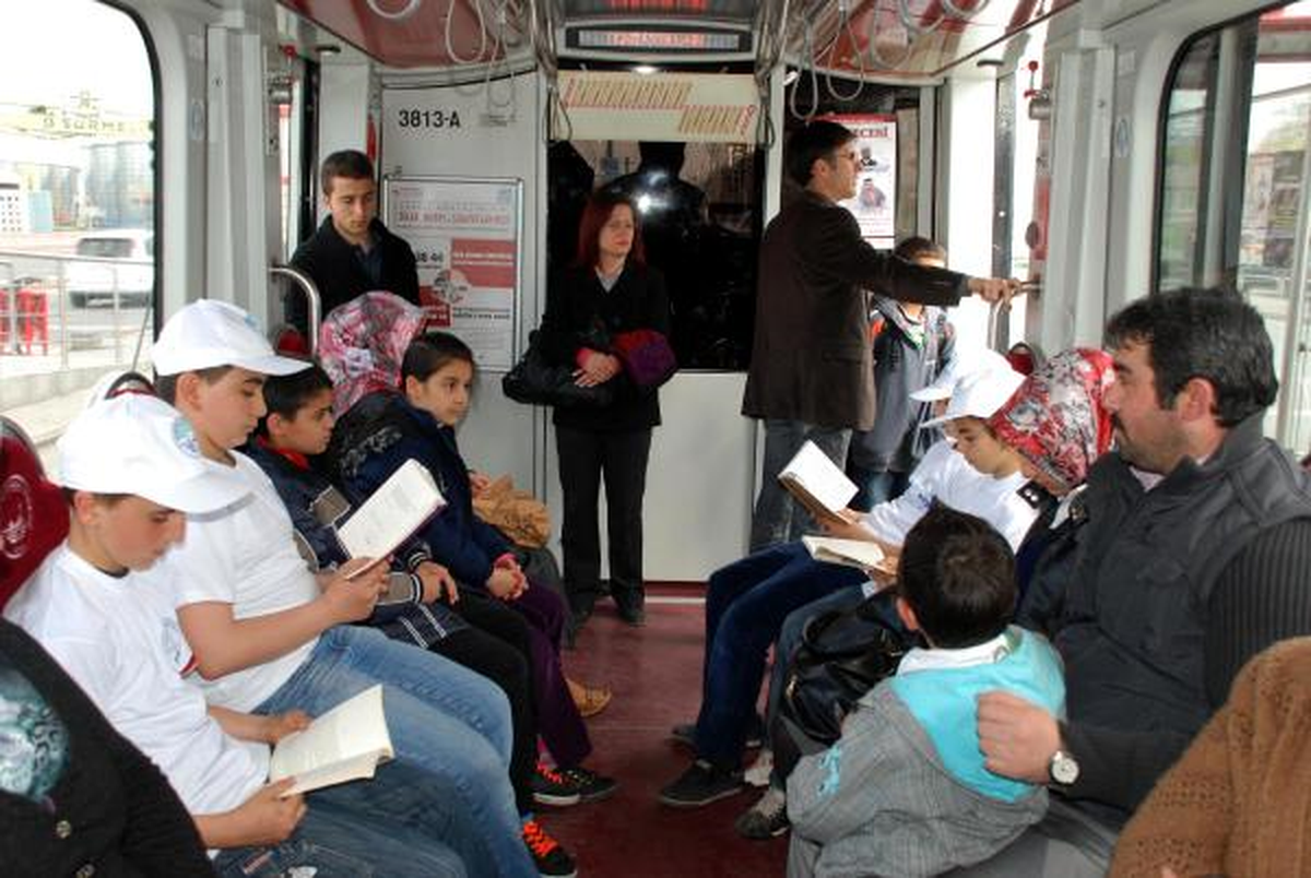 Çocuklar Tramvay Duraklarında ve Araçlarda Kitap Okudu