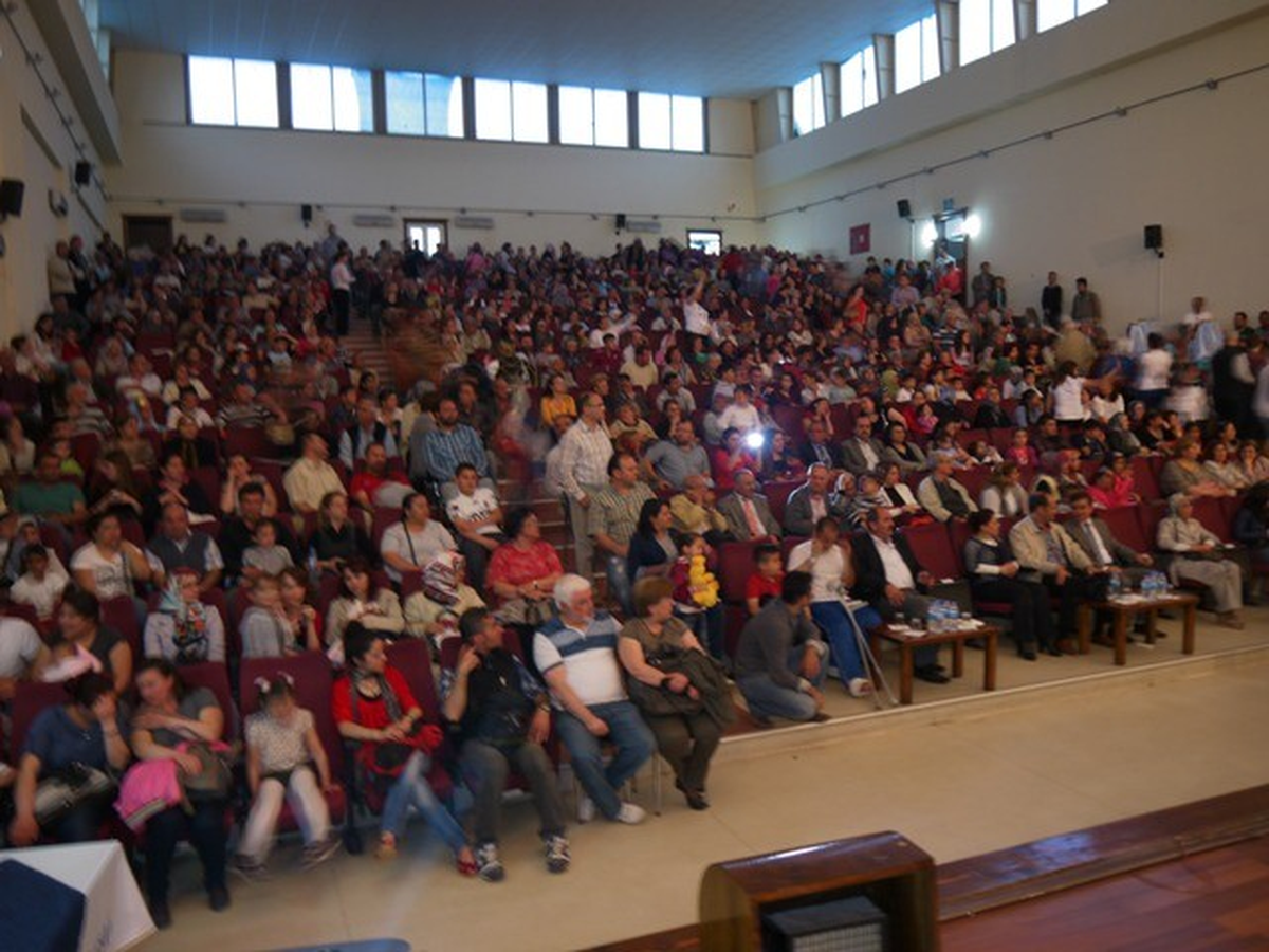 Edremit Halk Oyunları Şenliği ile Coştu