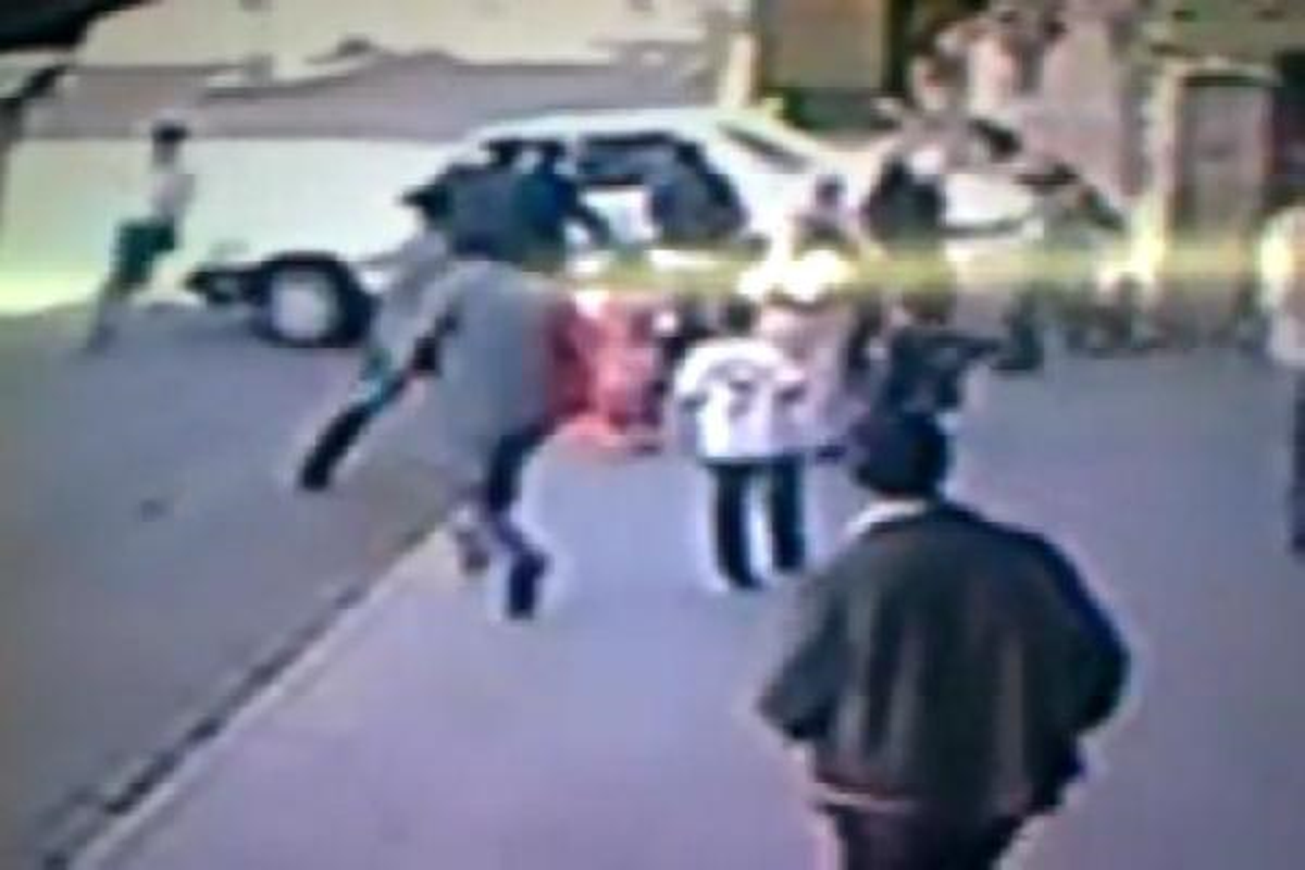 El Freni Çekilmeden Park Edilen Otomobil, Kaldırımdaki Kıza Çarptı