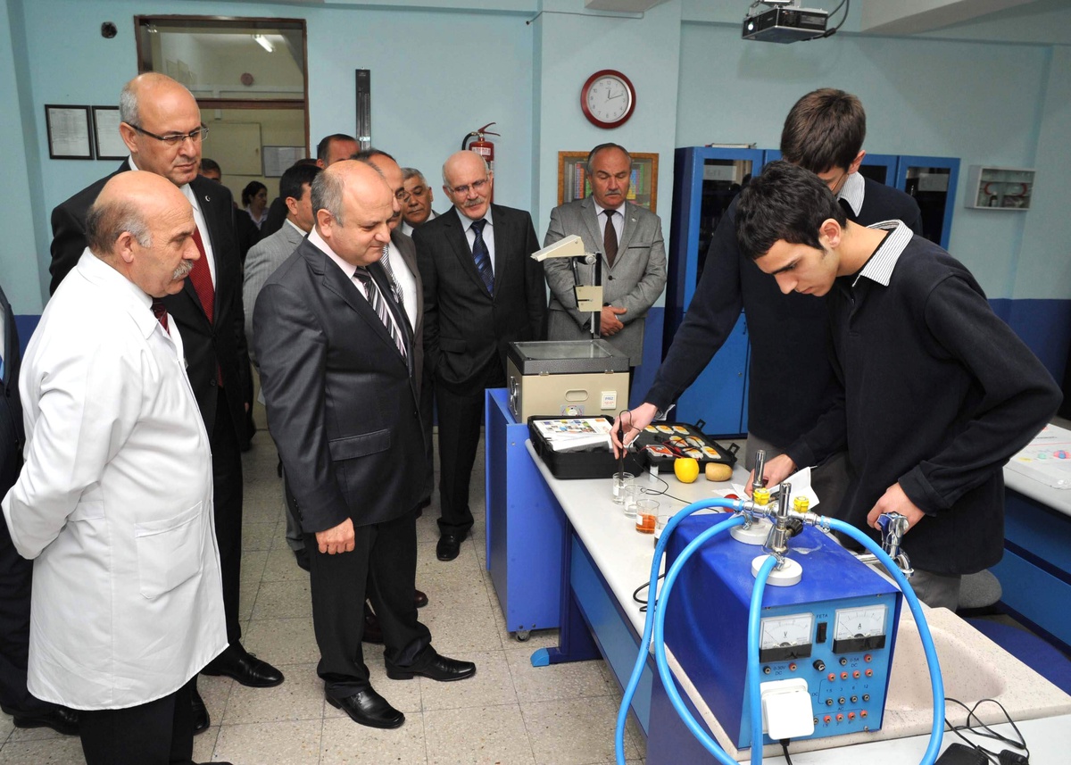 Fen Lisesi Öğrencilerinin Bilimsel Sergisini Vali Açtı