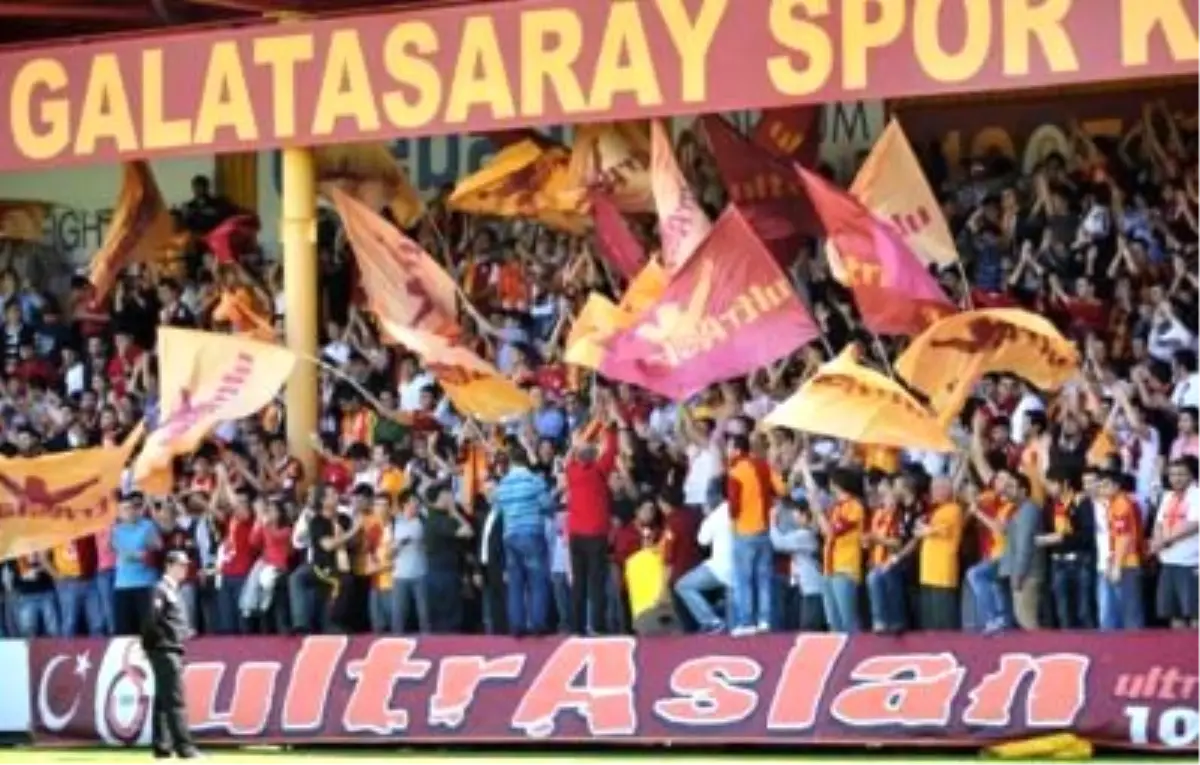 Galatasaray Taraftarıyla Buluştu