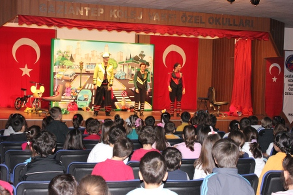 GKV\'liler Ve Minik Konuklarının Tiyatro Keyfi