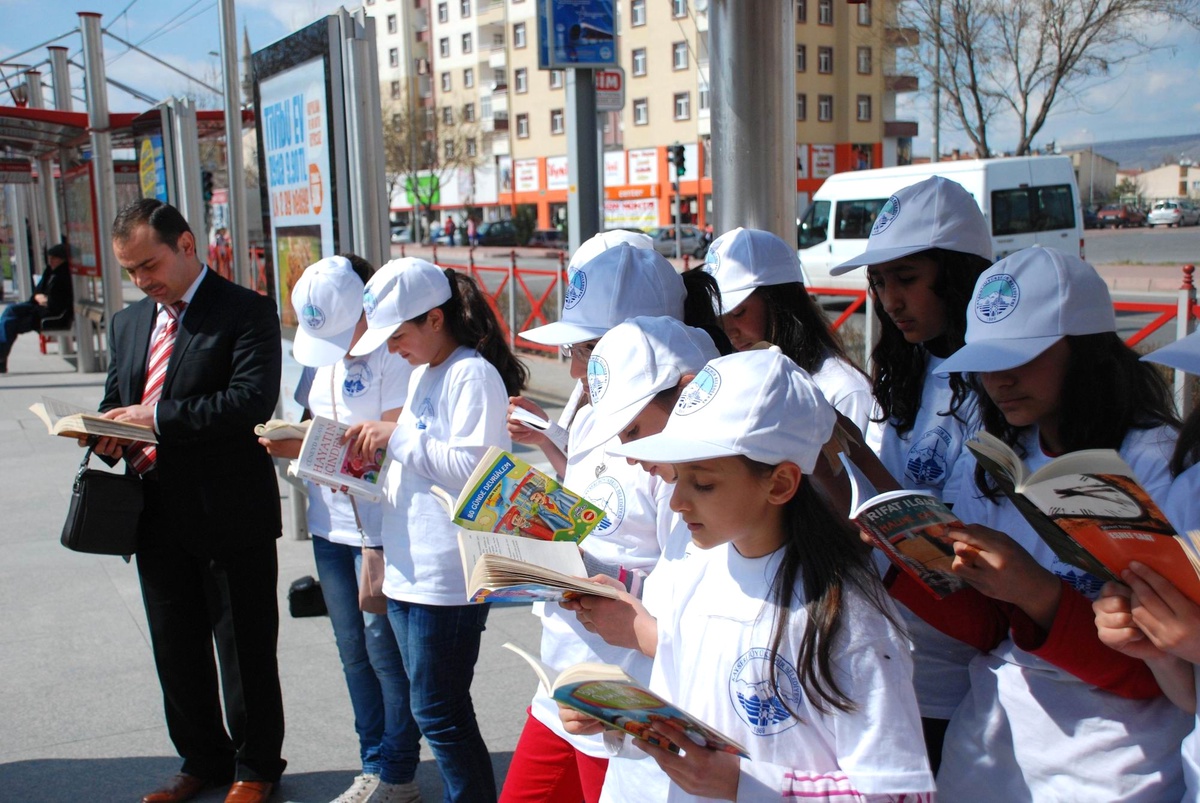 Gülen Yüzlü Kitaplar Halkın Arasında Karıştı