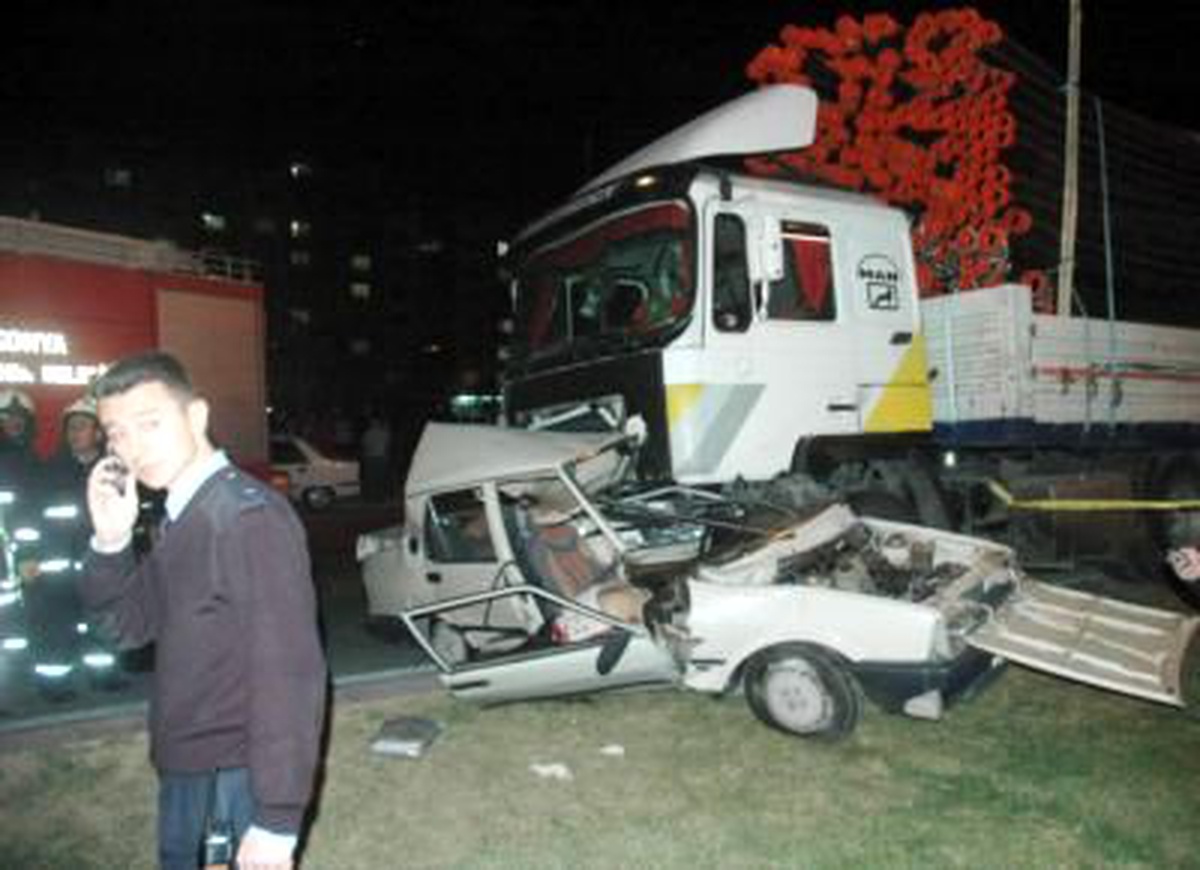 Işık İhlali Yapan Tır Otomobili Altına Aldı: 1 Ölü