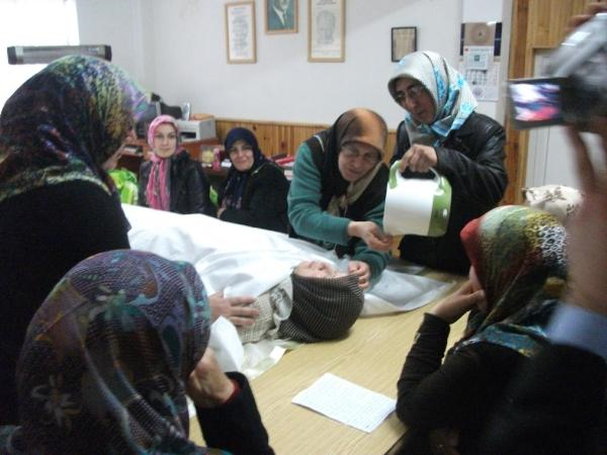 Kadın Kursiyerle Ölü Yıkama Anlatıldı