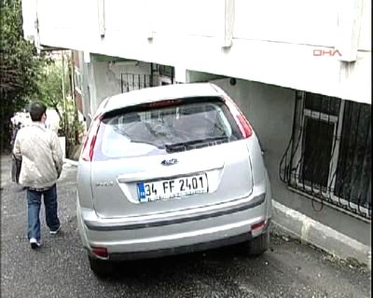 Kayan Otomobilin Peşinden Koşarken Yaralandılar