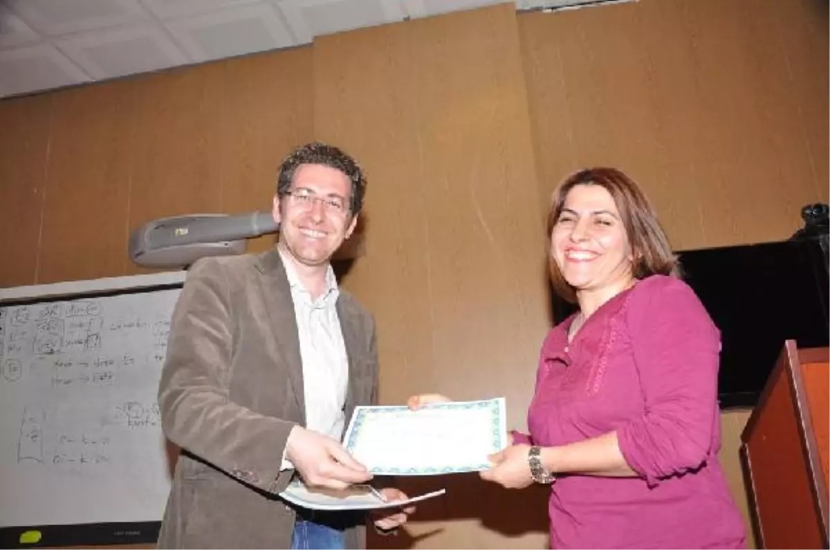 Kürtçe Kursa Katılan Öğrencilere Kürtçe ve Türkçe Yazılı Takdirname