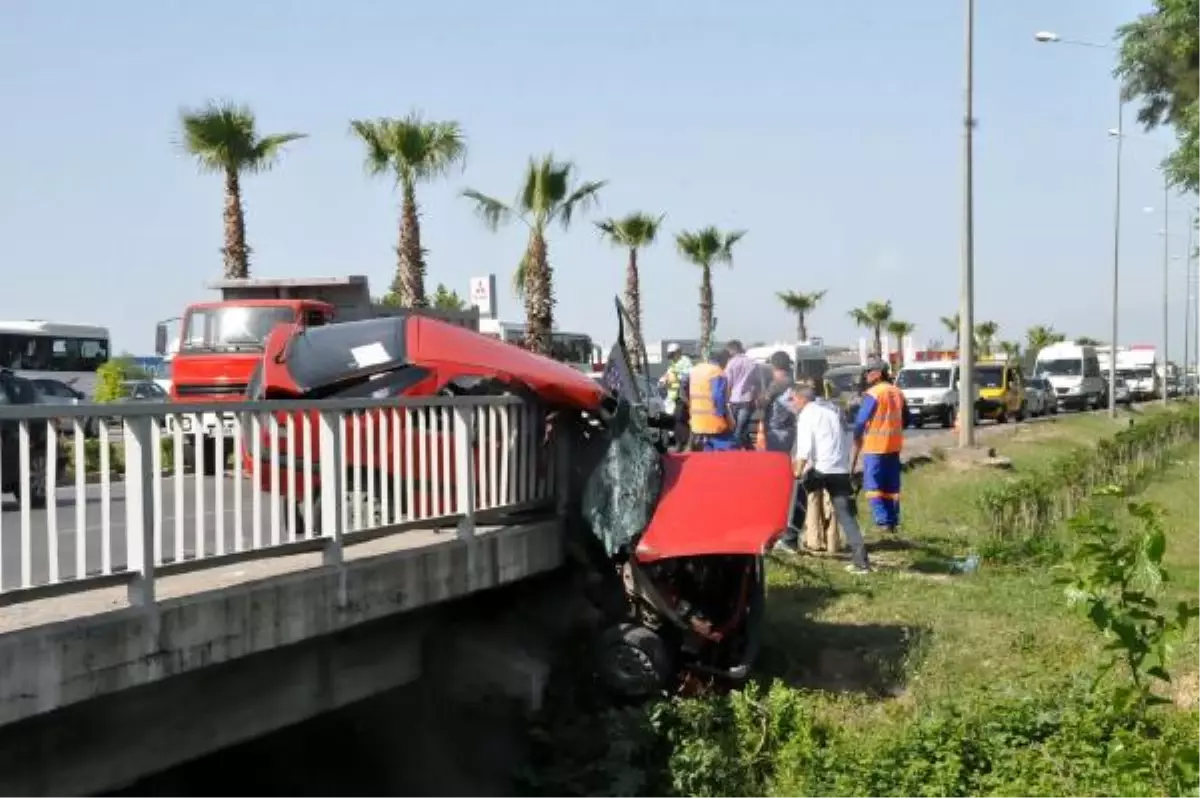 Otomobil Köprüde Asılı Kaldı, Anne ve Kızı Yaralandı