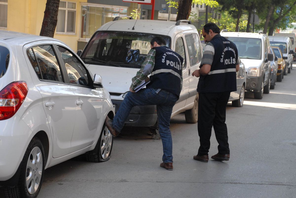 Park Halindeki Araçların Lastikleri Kesildi