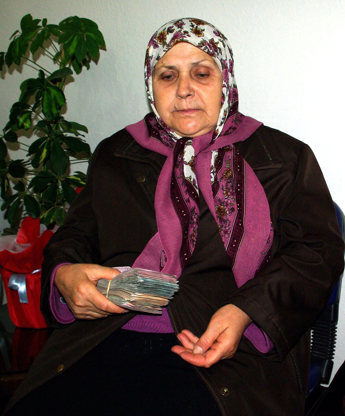 Polisin Dikkati, Yaşlı Kadını Dolandırılmaktan Kurtardı