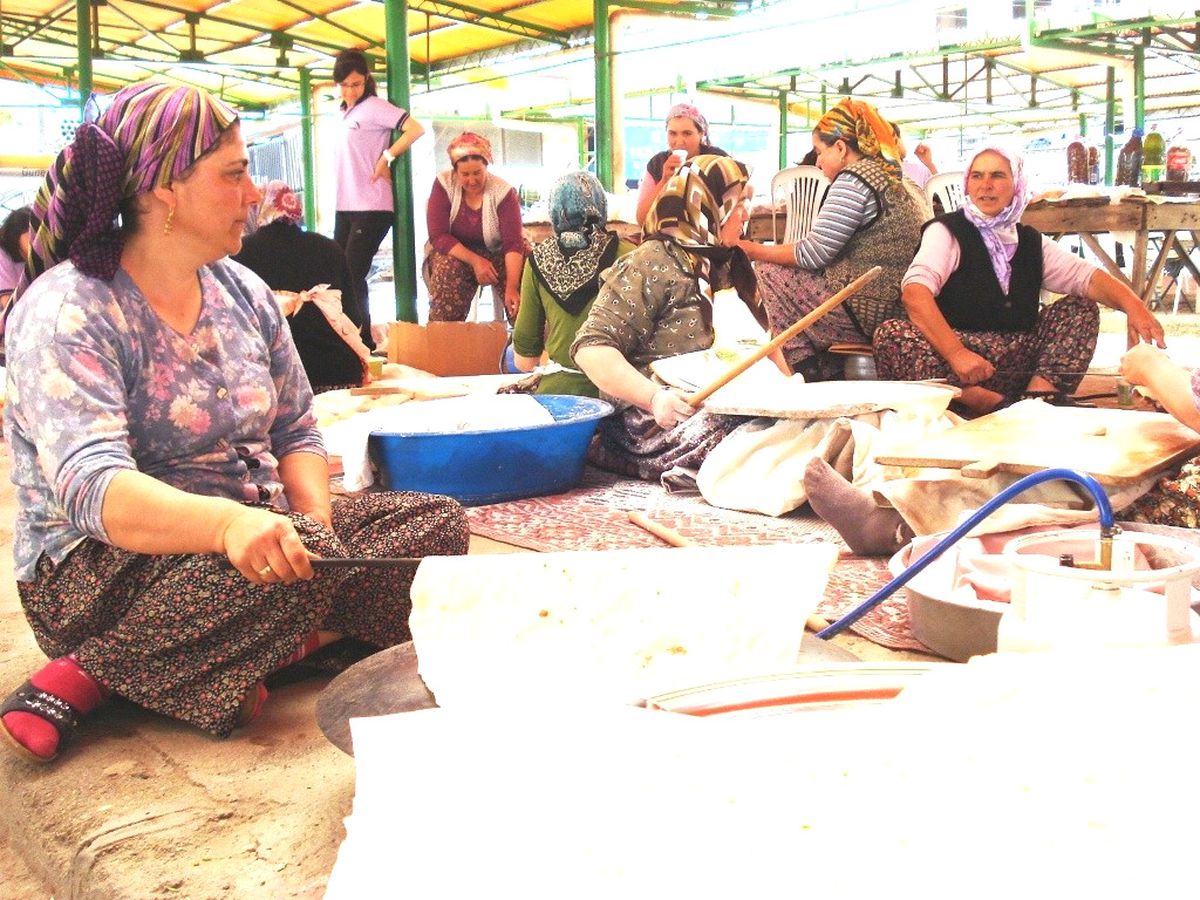 Sarıgöl\'de Okul Yararına Kermes Düzenlendi