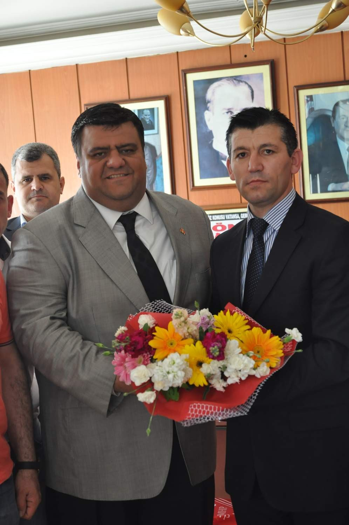 Saruhan-Der\'den MHP\'li Akkal\'a Tebrik Ziyareti