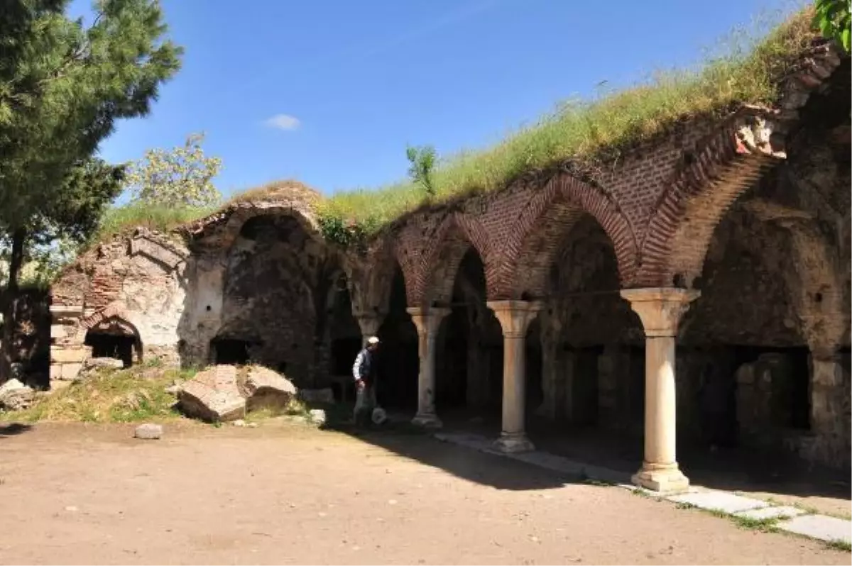 Seferihisar\'da Cami Tartışması: Hayvanlar Bazen Medreseye Bağlanırdı