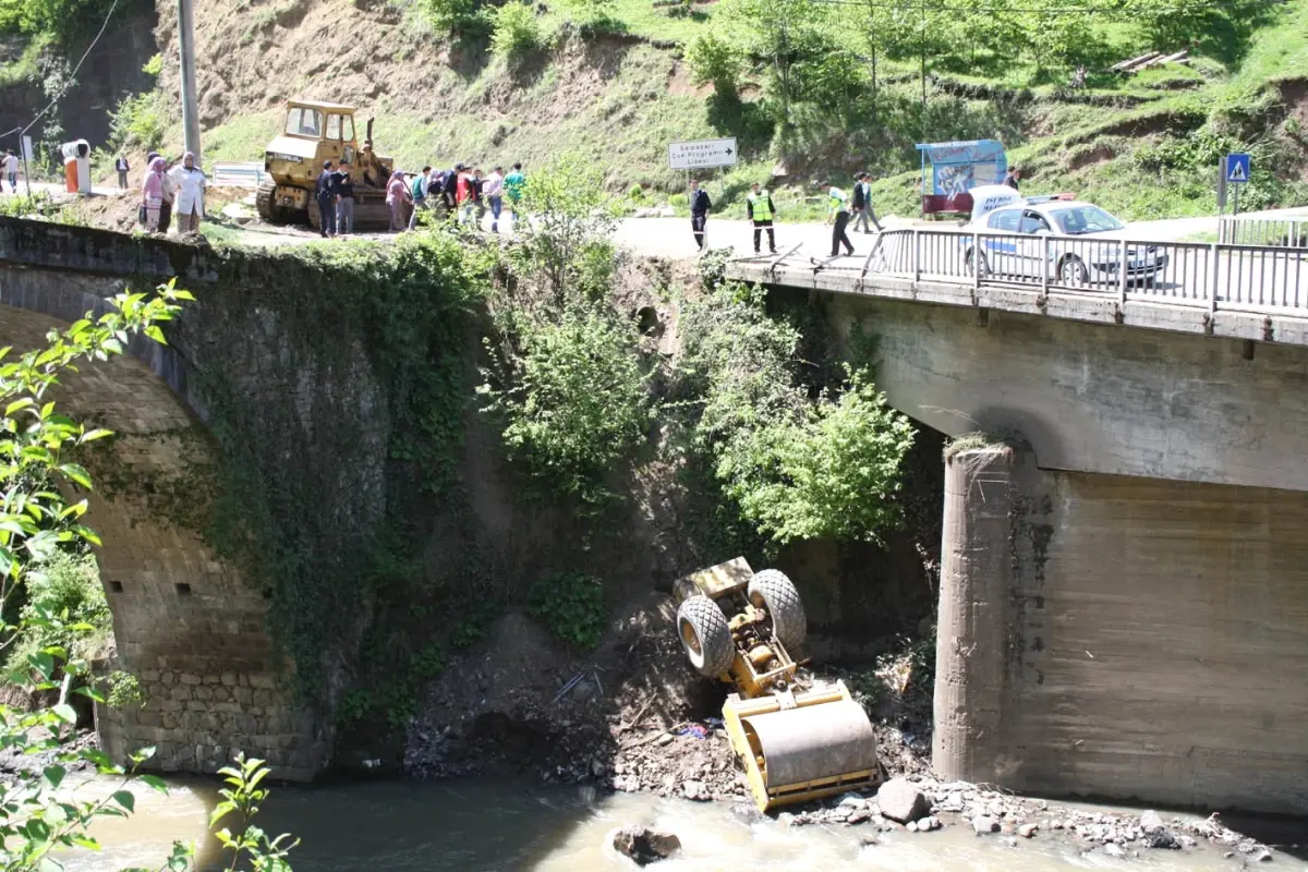 Silindir Ağasar Deresi\'ne Yuvarlandı: 1 Yaralı