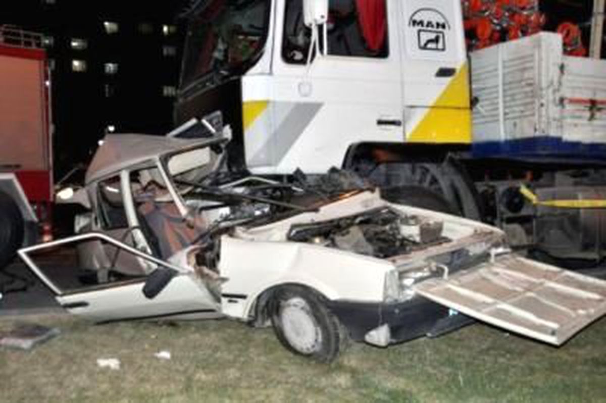 Tır, Otomobile Çarptı: 1 Ölü