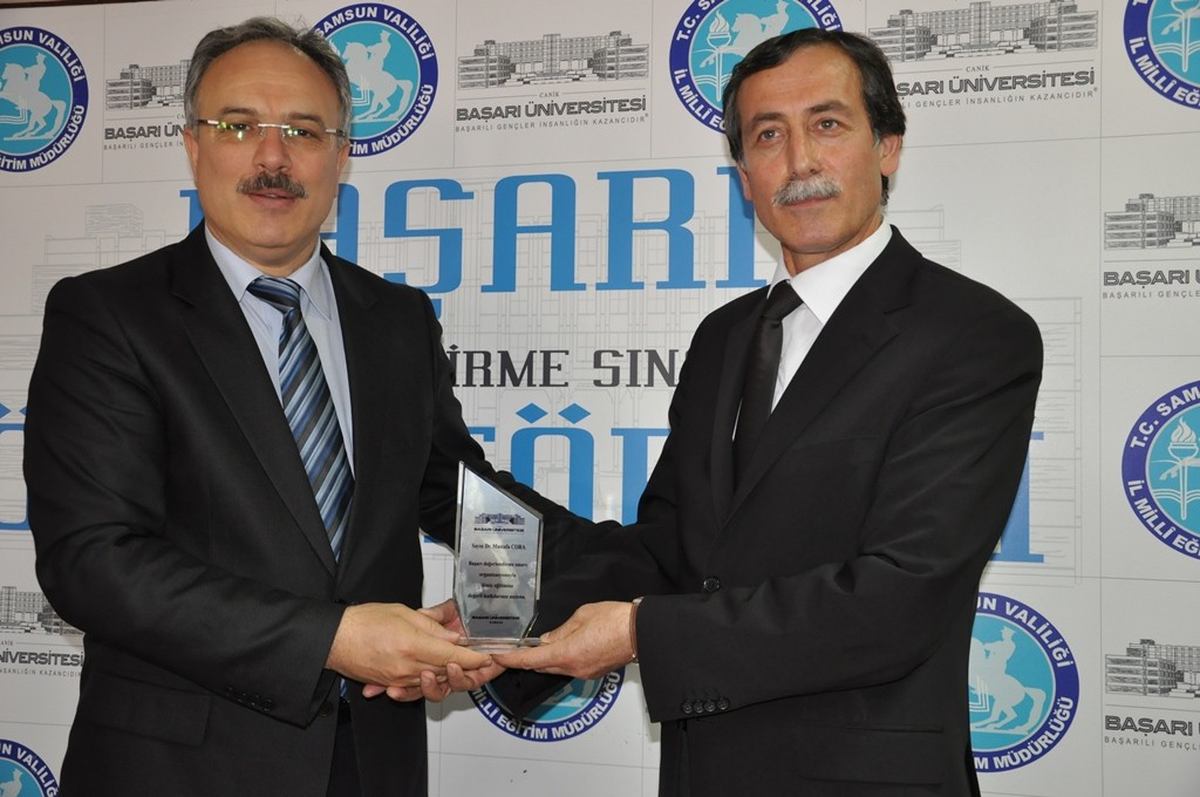 \'Ygs-2012 Deneme Sınavı\'nda Başarı Olan Öğrenciler Ödüllendirildi