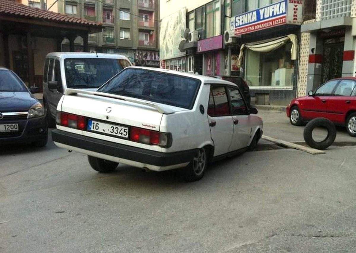 Yol Ortasındaki Kanala Düştü