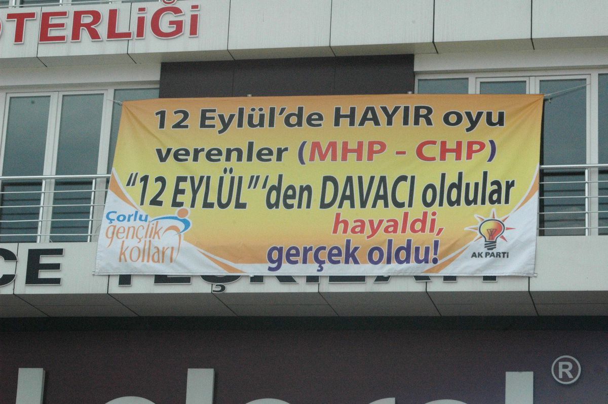 Ak Partili Gençlerden MHP ve CHP\'ye Afişli Gönderme
