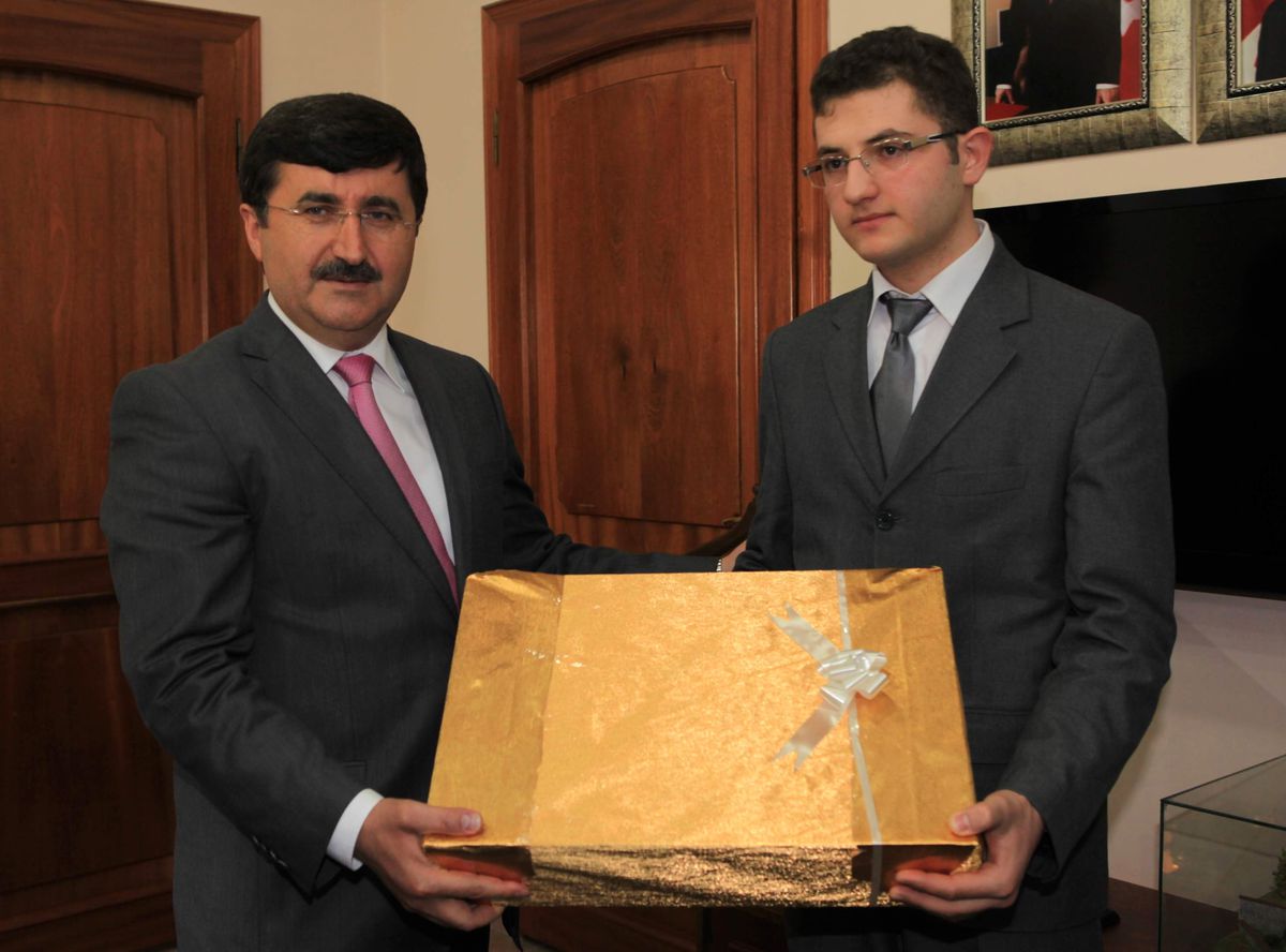 Amasya Valisi\'nden Ygs 4.süne Bilgisayar
