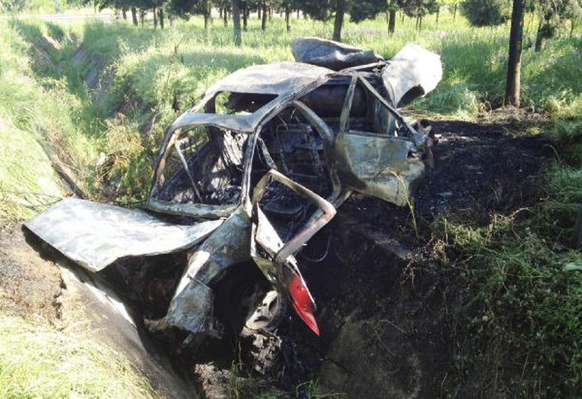 Bariyerlere Çarpıp Alev Alan Otomobildeki 2 Kişi Son Anda Kurtarıldı