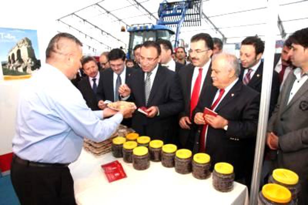 Başbakan Yardımcısı Bekir Bozdağ, Yozgat Tarım Fuarı\'nı Gezdi