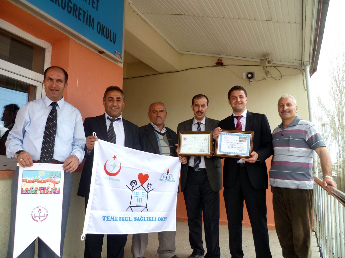 Cumhuriyet İlköğretim Okulu Bayraklarını Aldı