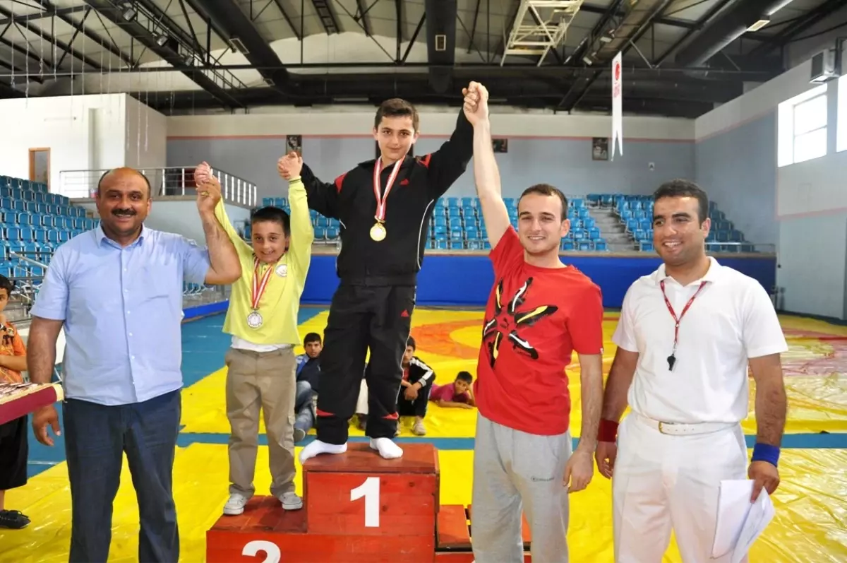 Düzce\'de 23 Nisan Güreş Turnuvası Sona Erdi