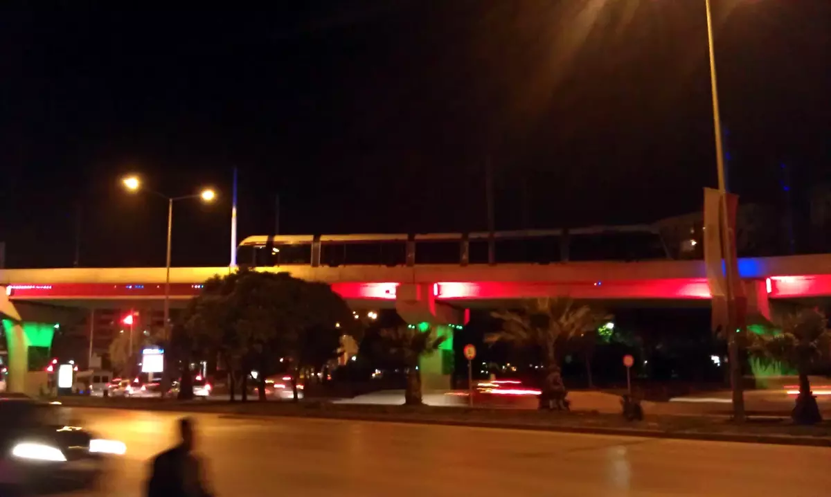 Elektrik Kesintisinde Trenler Üst Geçitte Mahsur Kaldı