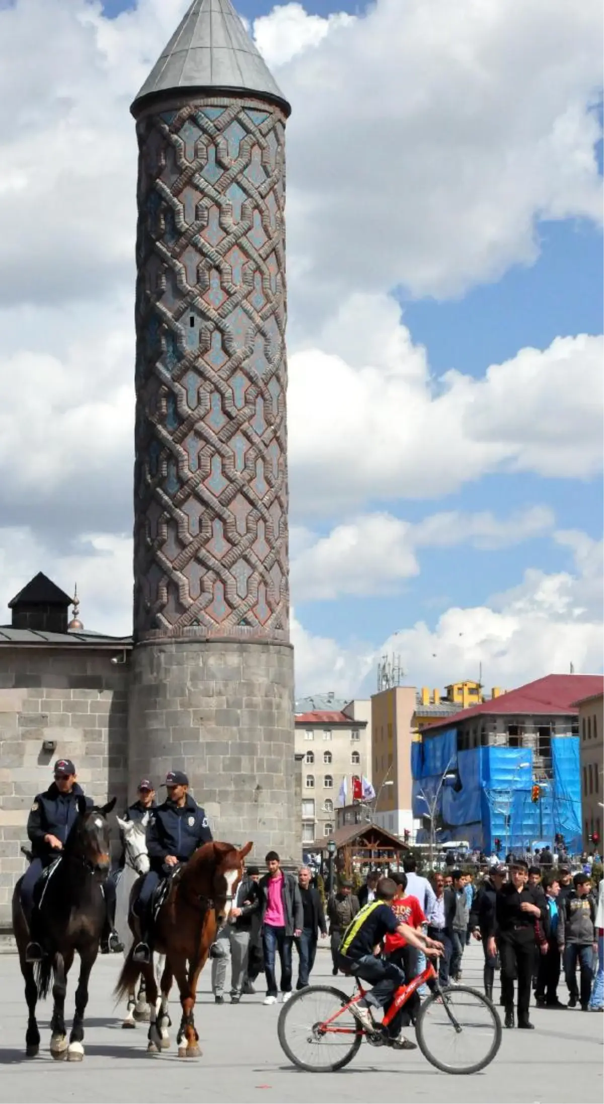 Erzurum\'da Göreve Başlayan Atlı Polislere Büyük İlgi