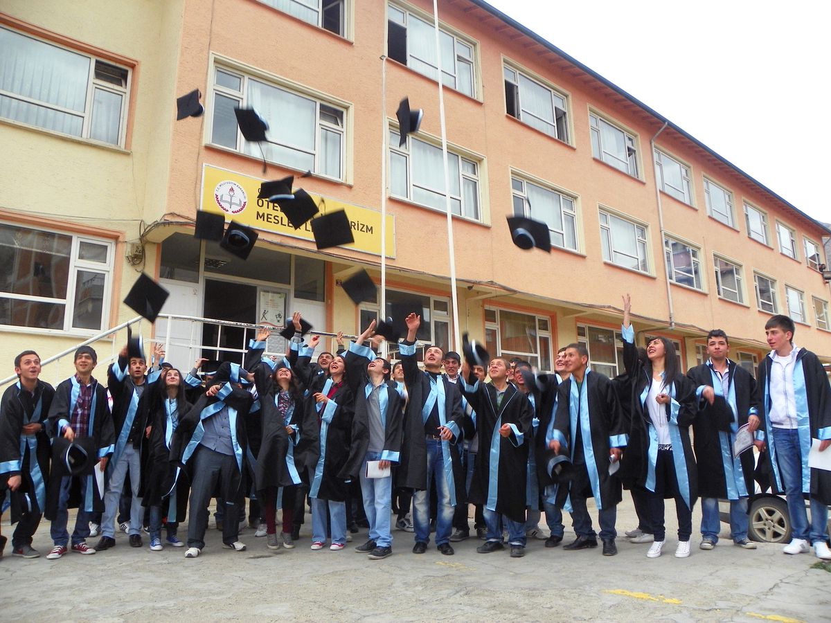 Gümüşhane Otelcilik ve Turizm Meslek Lisesi İkinci Mezunlarını Verdi