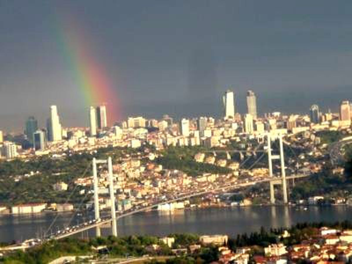 İstanbul Semalarını Gökkuşağı Süsledi