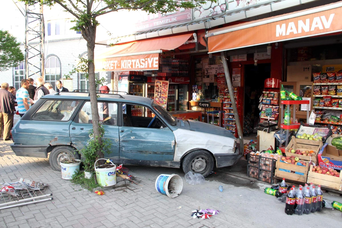 Kaza Yapan Otomobil Markete Daldı