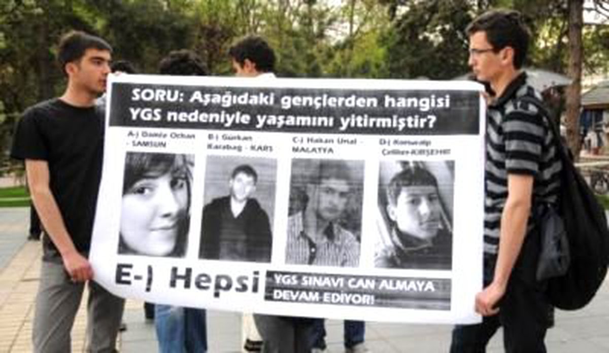 Kefen Giyerek Ygs\'yi Protesto Ettiler