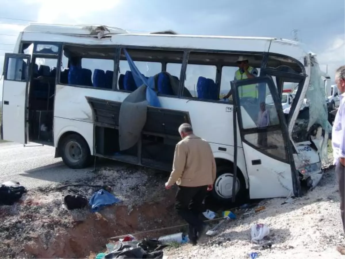 Konya\'da Öğrencisi Servisi Devrildi: 10 Yaralı (1)