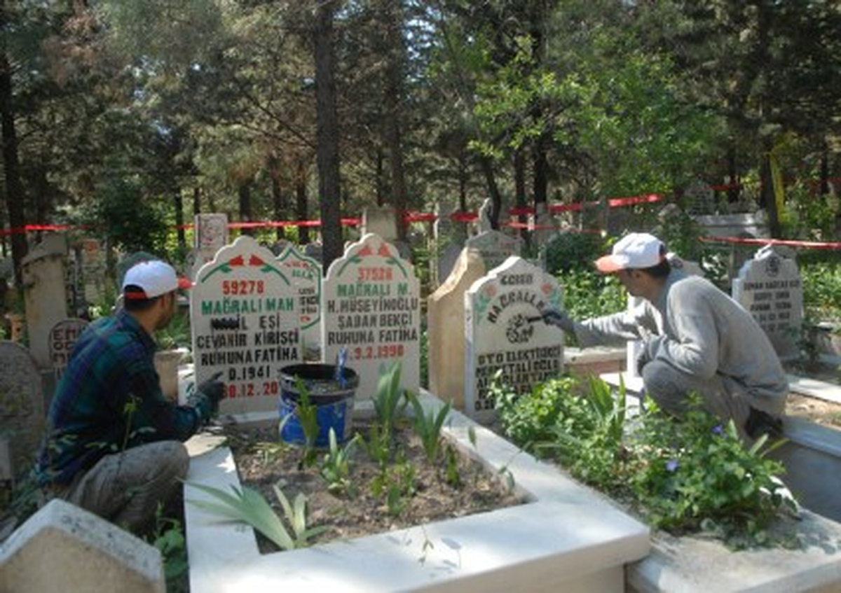 Mezar Taşlarının Yazıları Boyanıyor