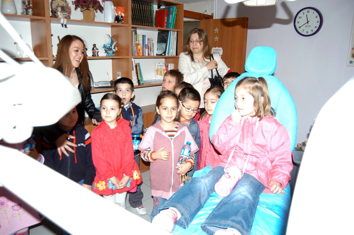 Minikler Bakımlı ve Sağlıklı Dişlerin Sırrı\'nı Çözdü
