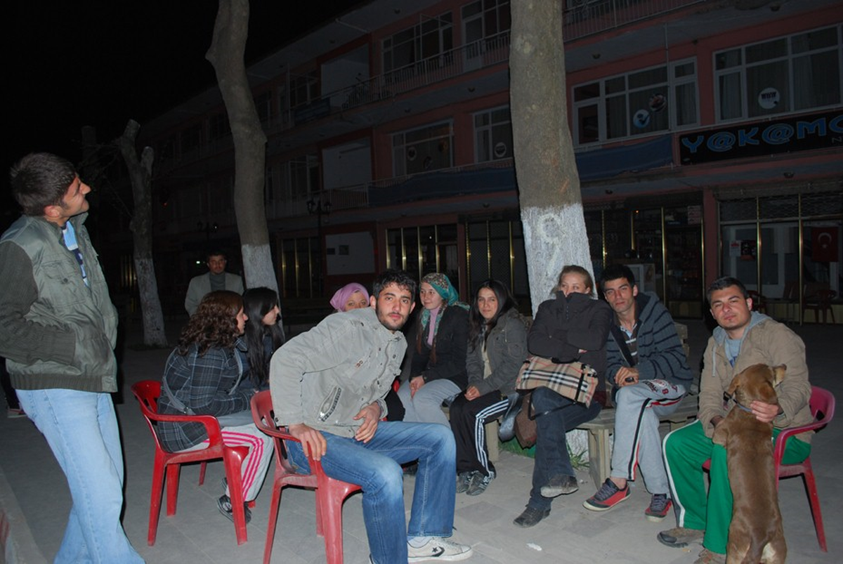 Pazarlarlılar, Geceyi Dışarıda Geçiriyor