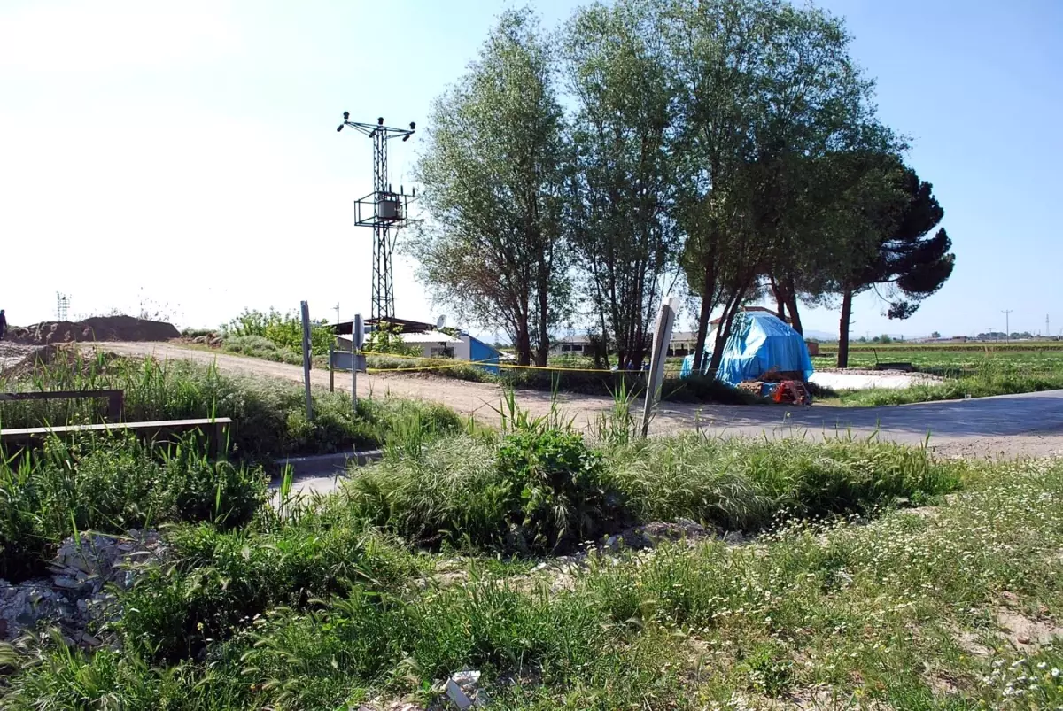 Salihli\'de Ova Yolu, Göçük Nedeniyle Trafiğe Kapatıldı