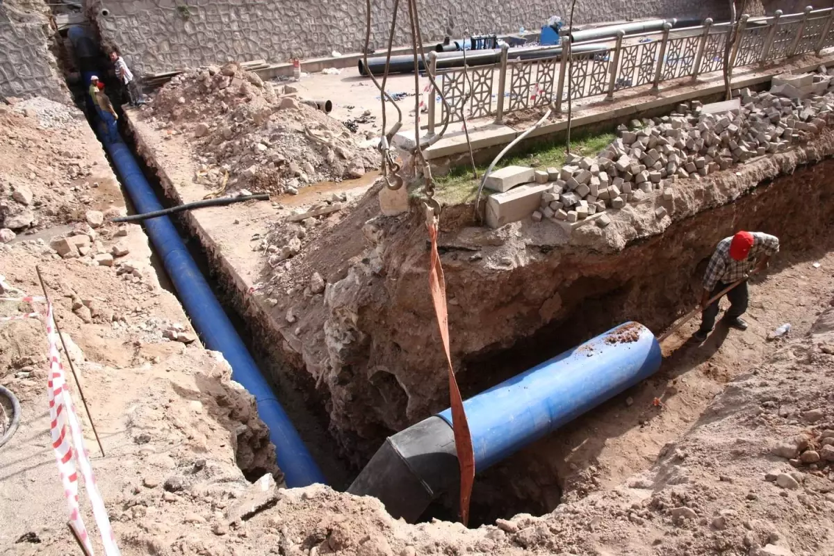 Tarihi Köprünün Yanındaki Su Borusu Taşınıyor