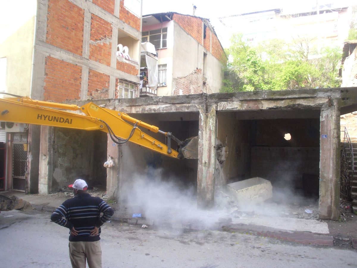 Tehlikeli Yapı Belediye Tarafından Yıkıldı