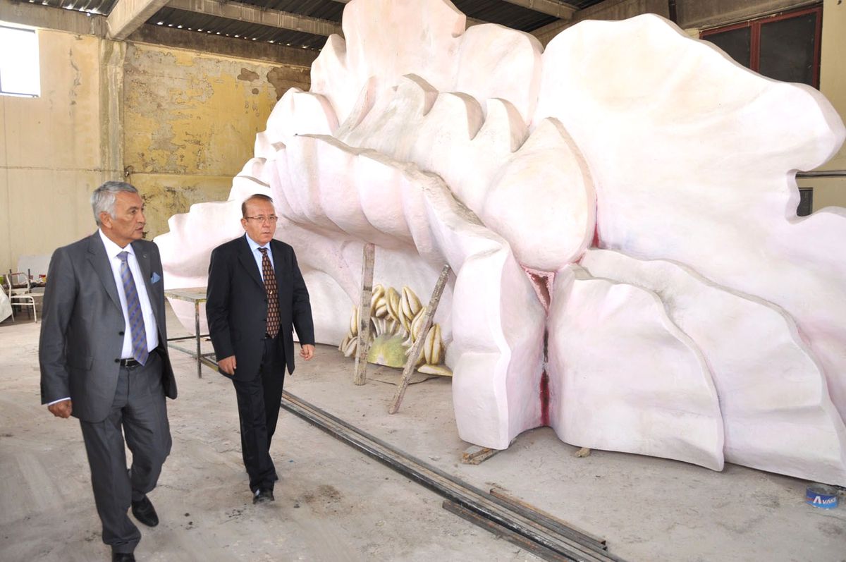 Vali Oğuz, Gül Heykeli\'nin Festivale Yetiştirilmesini İstedi