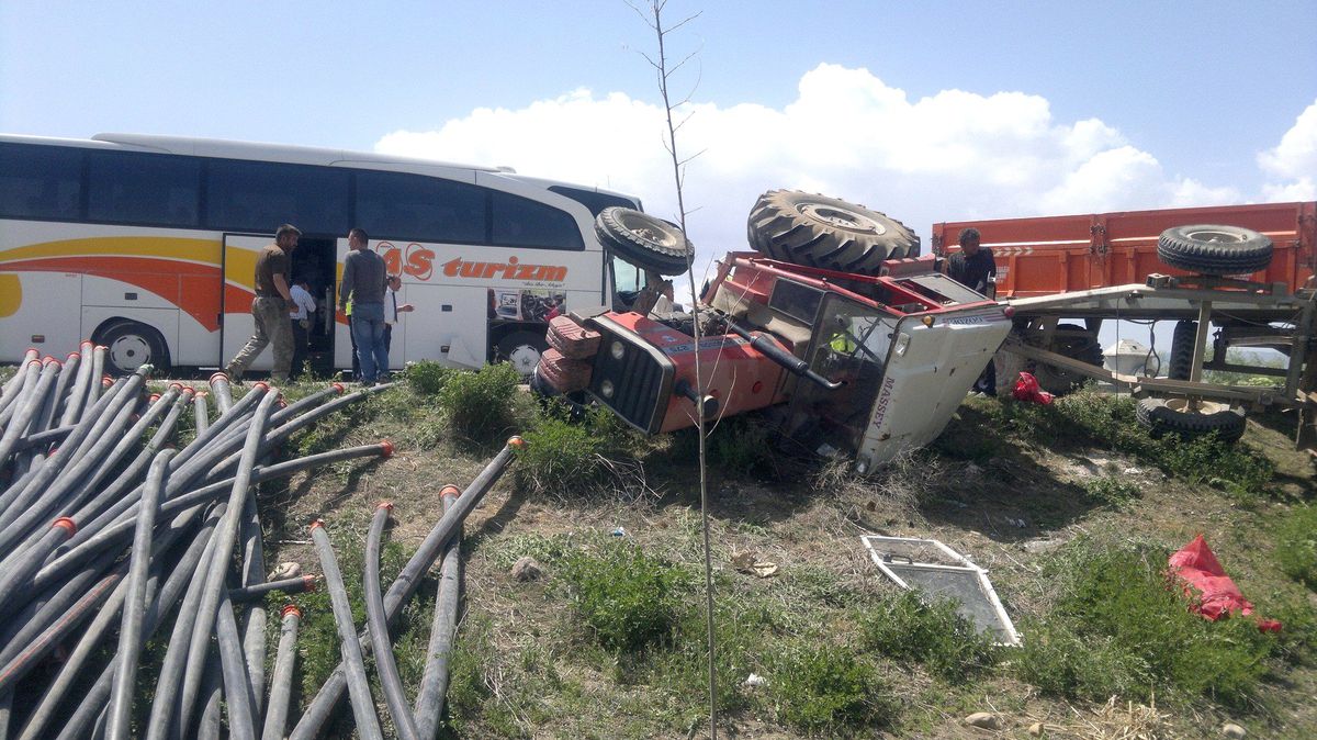 Yerköy\'de Yolcu Otobüsü ile Traktör Çarpıştı: 1 Yaralı