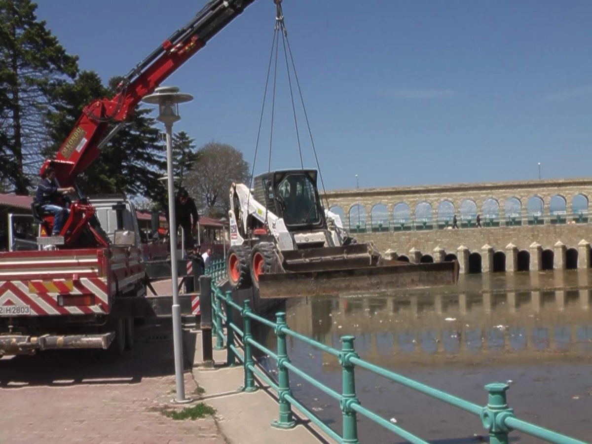 Beyşehir\'de Kanala Kepçe İndi, Temizlik Çalışmaları Başladı