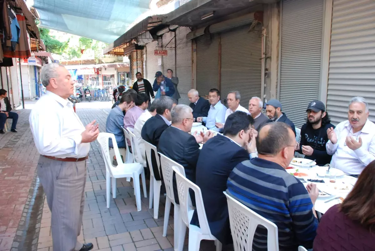 CHP Milletvekili Özel, Akhisar Esnafı ile Kahvaltıda Buluştu