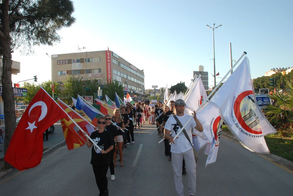 Dünya Dansları Didim\'de Buluştu