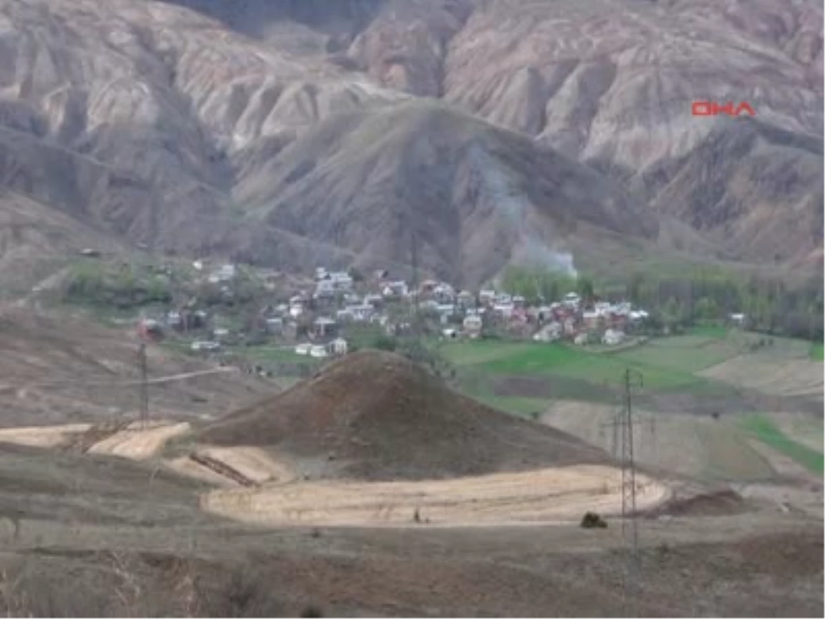 Erzincan\'da Bir Tarlada Obruk Korkuttu