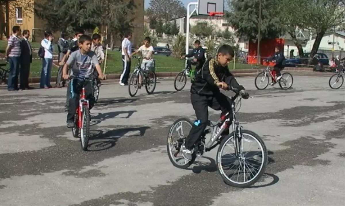 Fakir Aile Çocuklarına Bisiklet Dersi