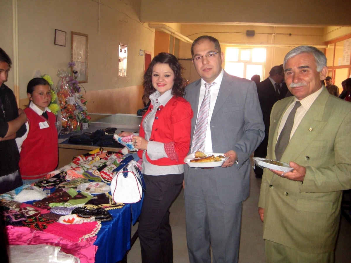 İlkokul Öğrencileri Kermes Açtı